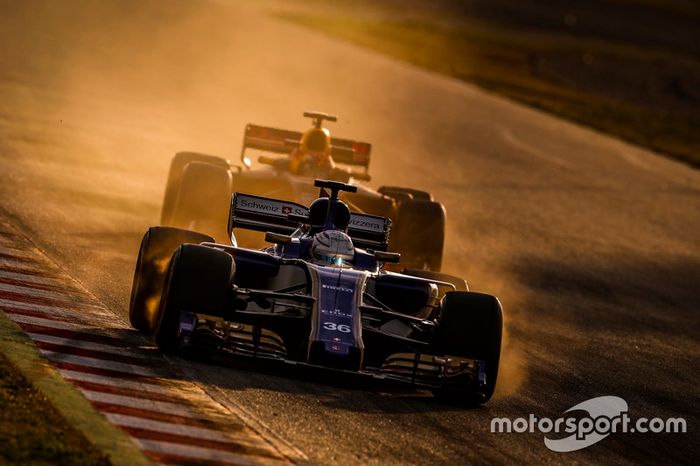 Antonio Giovinazzi, Sauber C36; Max Verstappen, Red Bull Racing RB13