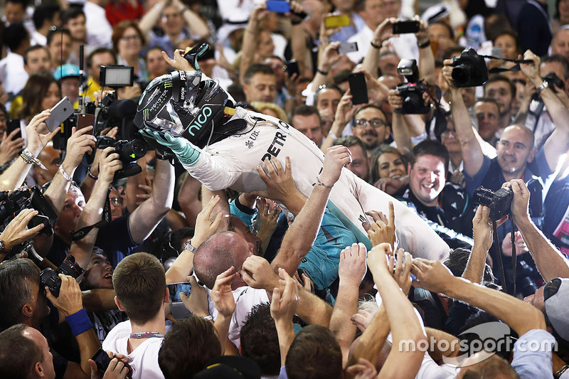 Segundo lugar y campeón del mundo Nico Rosberg, Mercedes AMG F1, celebra