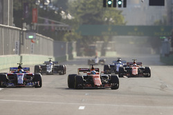 Фернандо Алонсо, McLaren MCL32, Карлос Сайнс-мол., Scuderia Toro Rosso STR12