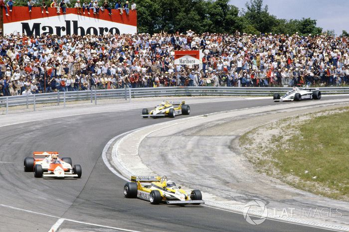 Alain Prost, Renault RE30 lidera John Watson, McLaren MP4/1 Ford, Réne Arnoux, Renault RE30, Nelson P