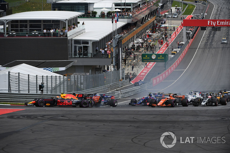 Max Verstappen, Red Bull Racing RB13, Fernando Alonso, McLaren MCL32, Daniil Kvyat, Scuderia Toro Ro