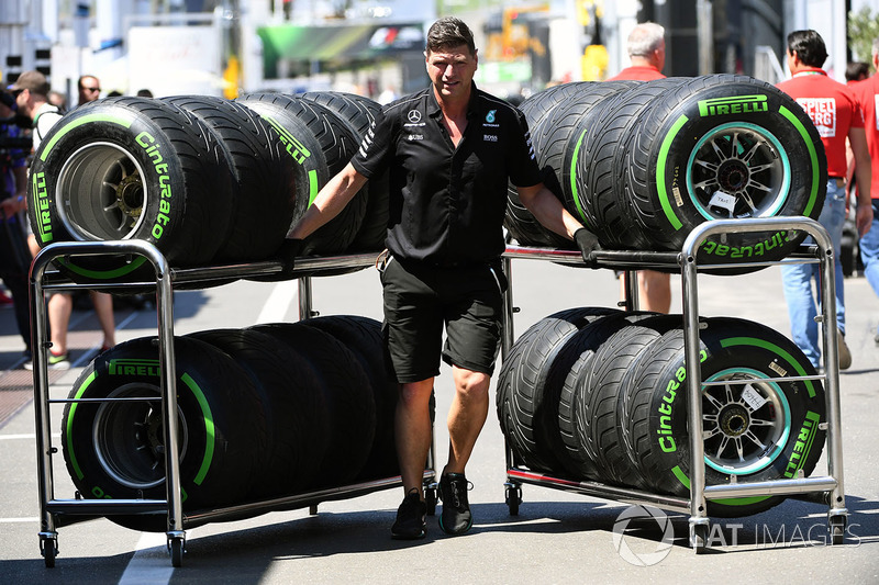 Механик Mercedes AMG F1 с шинами Pirelli
