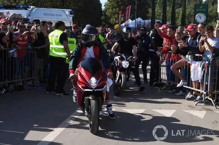 Lewis Hamilton, Mercedes AMG F1 llega al circuito en su moto