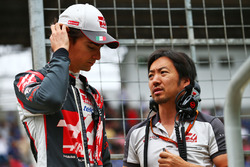 Эстебан Гутьеррес, Haas F1, и Айо Комацу, гоночный инженер Haas F1