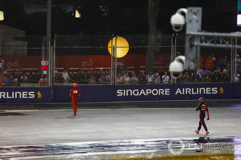 Kimi Raikkonen, Ferrari e Max Verstappen, Red Bull Racing tornano a piedi ai box dopo il loro incide