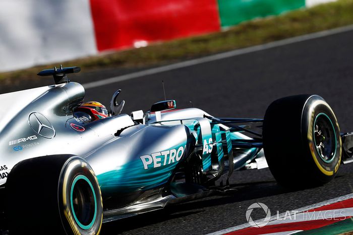 Lewis Hamilton, Mercedes AMG F1 W08, celebra regresando a pits