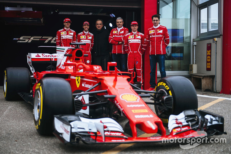 Kimi Raikkonen, Sebastian Vettel, Antonio Giovinazzi, Maurizio Arrivabene, jefe de equipo de Ferrari, Sergio Marchionne, presidente de Ferrari y CEO de Fiat Chrysler Automobiles y Mattia Binotto, jefe técnico de Ferrari