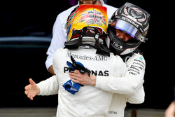 Il vincitore della gara Lewis Hamilton, Mercedes AMG F1 festeggia nel parco chiuso, Valtteri Bottas,
