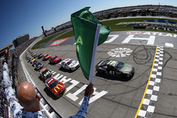 Start: Kurt Busch, Stewart-Haas Racing Chevrolet leads