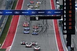 Start: #1 Porsche Team Porsche 919 Hybrid: Neel Jani, Andre Lotterer, Nick Tandy aan de leiding