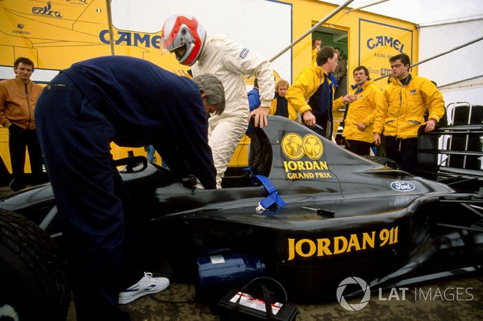 John Watson se monta en el nuevo Jordan 911 Ford con el diseñador Gary Anderson y Andy Stevenson en la foto  (1990)