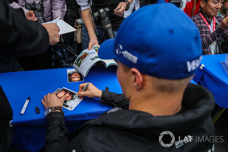 Valtteri Bottas, Mercedes AMG F1 signs autographs for the fans