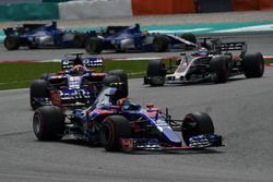 Carlos Sainz Jr., Scuderia Toro Rosso STR12 y Pierre Gasly, Scuderia Toro Rosso STR12