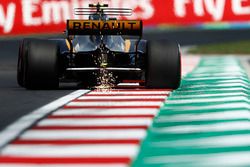 Jolyon Palmer, Renault Sport F1 Team RS17, strikes up sparks