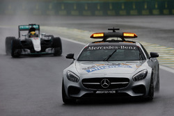 Льюїс Хемілтон, Mercedes AMG F1 W07 Hybrid йде першим позаду автомобіля безпеки FIA