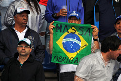 Un fan de Felipe Massa avec une banderole pour le remercier