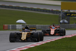 Nico Hulkenberg, Renault Sport F1 Team RS17, Fernando Alonso, McLaren MCL32