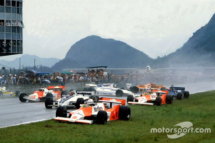 Accidente en la salida con Andrea de Cesaris, McLaren M29F-Ford Cosworth; Hector Rebaque, Brabham BT49C-Ford Cosworth; Mario Andretti, Alfa Romeo 179C; Rene Arnoux, Renault RE20; John Watson, McLaren M29F-Ford Cosworth; Chico Serra, Fittipaldi F8C-Ford Cos