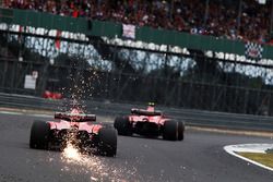 Sebastian Vettel, Ferrari SF70H sufre un pinchazo