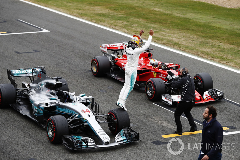 Pole Lewis Hamilton, Mercedes AMG F1 W08 aracından atlıyor ve Sebastian Vettel, Ferrari