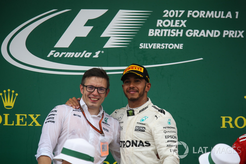 Peter Bonnington, Mercedes AMG F1 ingeniero de carrera y Lewis Hamilton, Mercedes AMG F1 en el podio