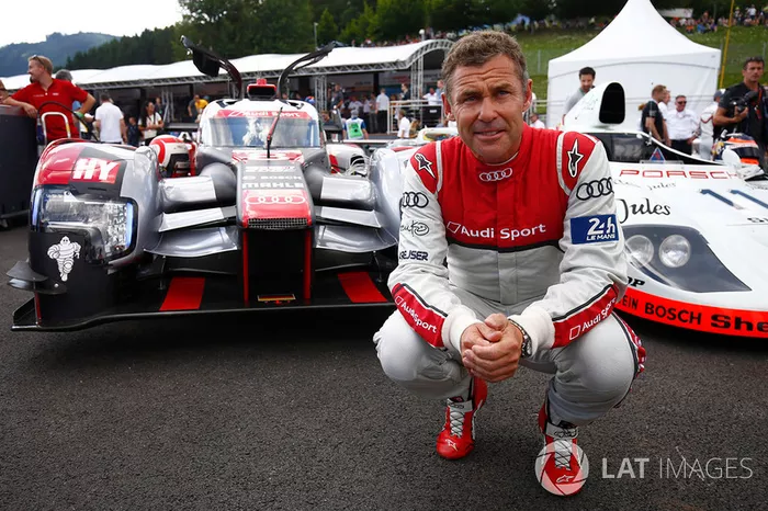 Tom Kristensen posa entre un Audi LMP1 y Porsche 936