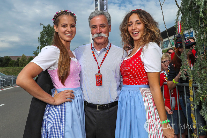 Председатель Formula One Group Чейз Кэри и девушки