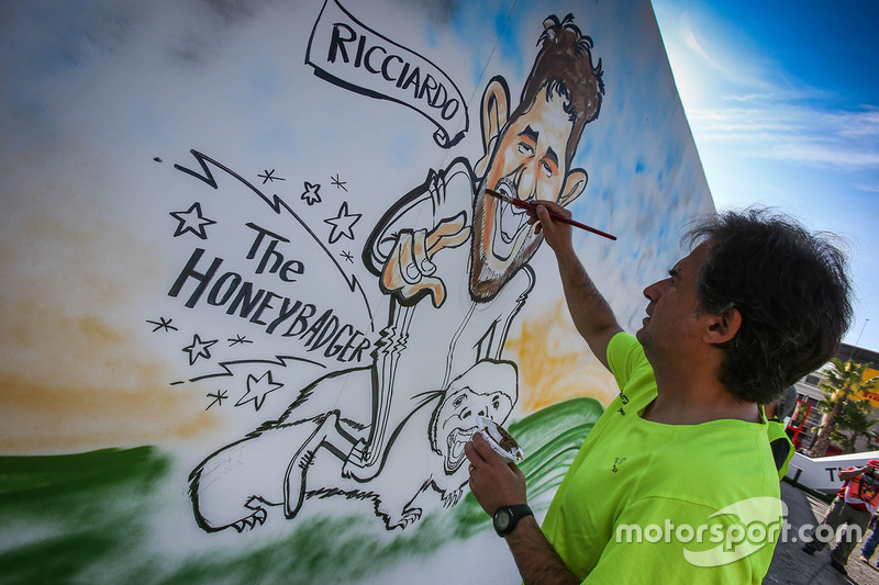 Gran Premio de España: un artista dibuja una caricatura sobre Daniel Ricciardo.