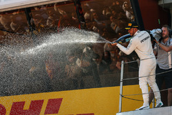 Podium : le vainqueur Lewis Hamilton, Mercedes AMG F1