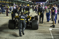 La voiture de Jolyon Palmer, Renault Sport F1 Team RS17, poussée par des mécaniciens