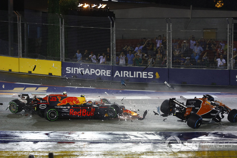 Choque de Kimi Raikkonen, Ferrari SF70H, Max Verstappen, Red Bull Racing RB13 y Fernando Alonso, McLaren MCL32