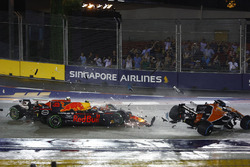 Kimi Raikkonen, Ferrari SF70H, Max Verstappen, Red Bull Racing RB13 et Fernando Alonso, McLaren MCL32, s'accrochent