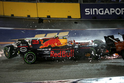 Crash: Kimi Raikkonen, Ferrari SF70H and Max Verstappen, Red Bull Racing RB13
