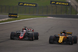 Romain Grosjean, Haas F1 Team VF-17, dépasse Nico Hulkenberg, Renault Sport F1 Team RS17
