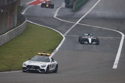 Safety-Car vor Lewis Hamilton, Mercedes AMG F1 W08