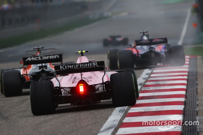 Fernando Alonso, McLaren MCL32 y Esteban Ocon, Force India VJM10