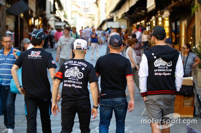 Los pilotos dando un paseo en las transitadas calles de Florencia