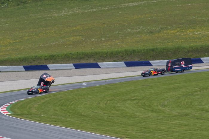 Max Verstappen y Daniel Ricciardo compiten con un Aston Martin y una caravana
