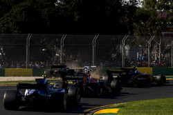 Kevin Magnussen, Haas F1 Team VF-17, percute Marcus Ericsson, Sauber C36