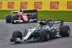 Lewis Hamilton, Mercedes AMG F1 W08, Sebastian Vettel, Ferrari SF70H