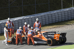 Fernando Alonso, McLaren MCL32, s'arrête avec des soucis moteur
