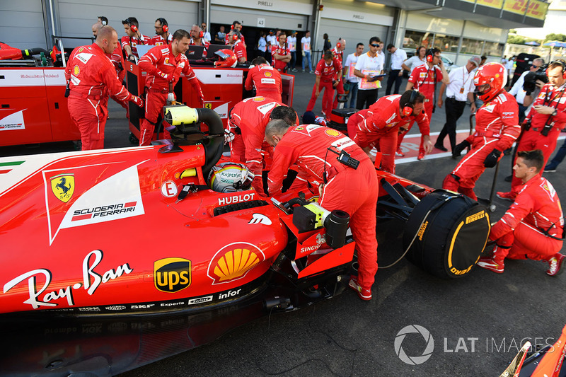 Sebastian Vettel, Ferrari SF70H durante el periodo de bandera roja