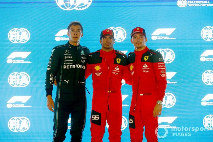 Los tres primeros clasificados George Russell, Mercedes-AMG, el hombre de la pole Carlos Sainz, Scuderia Ferrari, Charles Leclerc, Scuderia Ferrari