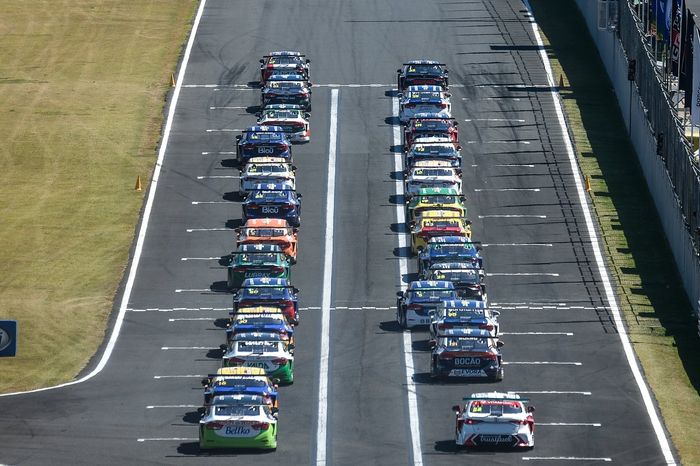 Carros (quase) alinhados para largada no Velocitta