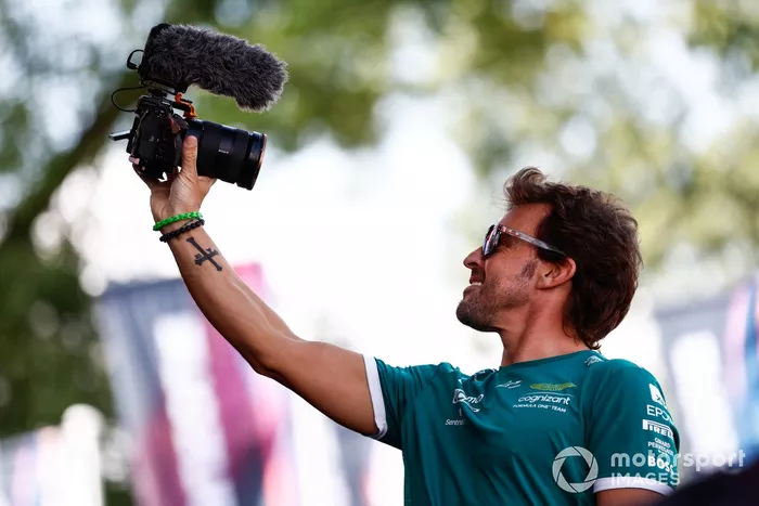 Fernando Alonso, Aston Martin F1 Team, habla a los aficionados desde un escenario