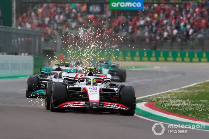 Mick Schumacher, Haas VF-22, George Russell, Mercedes W13