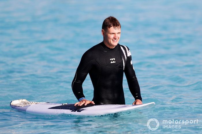 Mick Schumacher, Haas F1 Team, disfruta haciendo surf