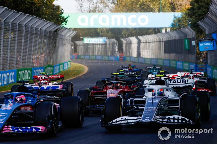 Fernando Alonso, Alpine A522, Yuki Tsunoda, AlphaTauri AT03, Carlos Sainz Jr., Ferrari F1-75