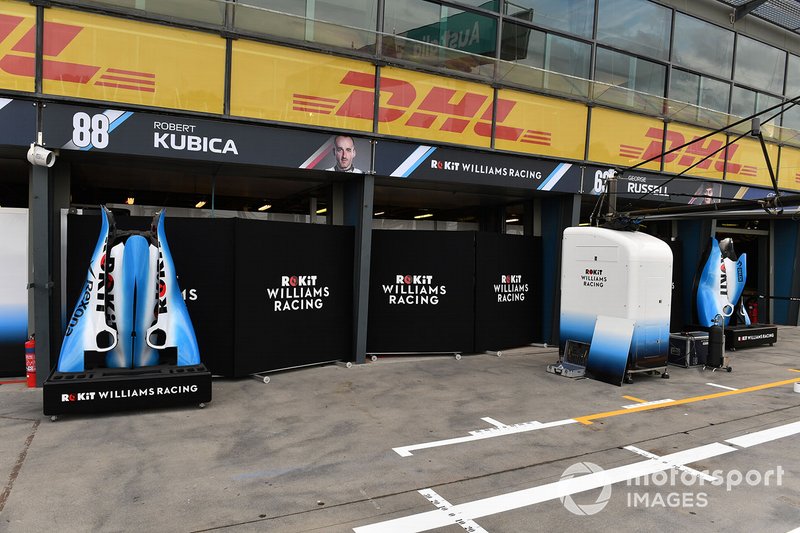 Pezzi di carrozzeria fuori dai garage di Robert Kubica, Williams Racing, e George Russell