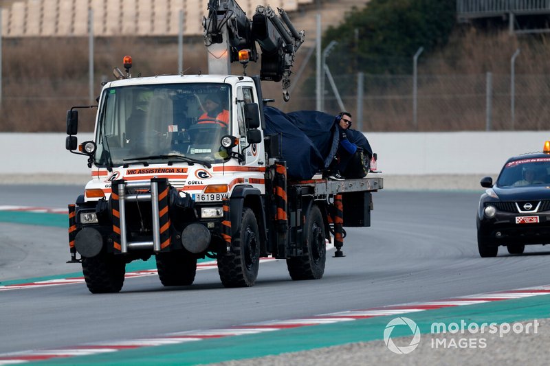 La vettura di Alex Albon, Scuderia Toro Rosso STR14 viene recuperata da un carroattrezzi